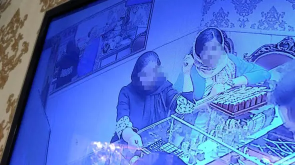 این 2 زن شیک پوش را می شناسید؟! / آنها مانند شبح بودند! + عکس 