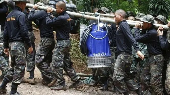 الون ماسک به نجات دانش آموزان گرفتار شده در یک غار پر از آب رفت!