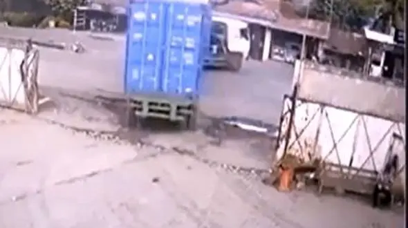 تصادف عجیب کامیون با تریلی هجده چرخ  + فیلم