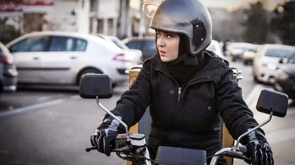 آذر به کانادا رفت 