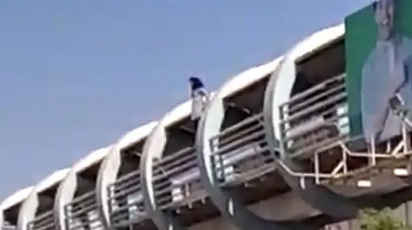 فیلم وحشتناک خودکشی دختر خرمشهری از  پل هوایی  ! / دلش را ندارید نبینید !