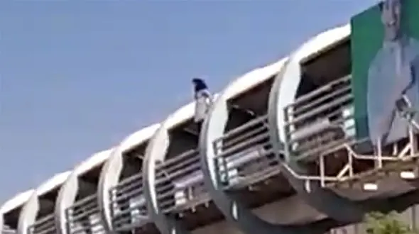 فیلم وحشتناک خودکشی دختر خرمشهری از  پل هوایی  ! / دلش را ندارید نبینید !