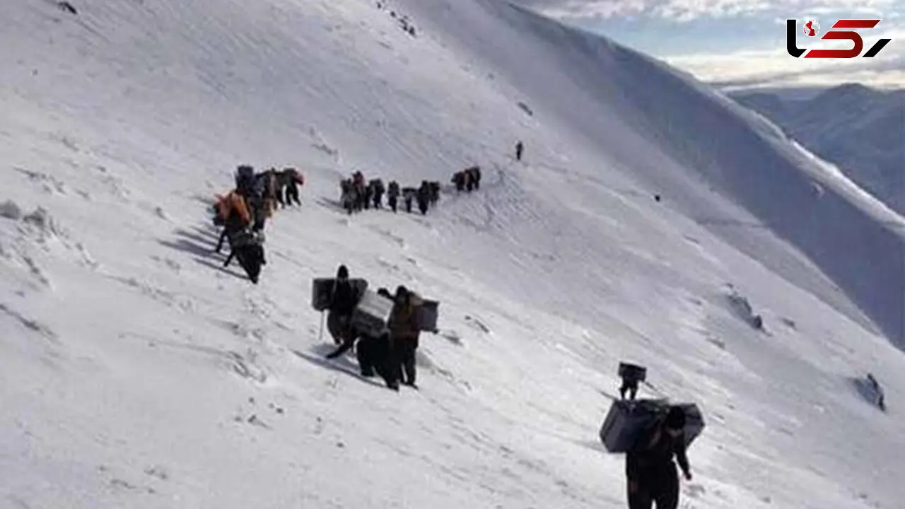  فیلمى هولناک از کولبران در ارتفاعات نقطه صفر مرزى، در برف و سرما و کولاک + فیلم