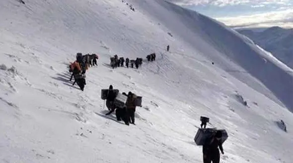  فیلمى هولناک از کولبران در ارتفاعات نقطه صفر مرزى، در برف و سرما و کولاک + فیلم