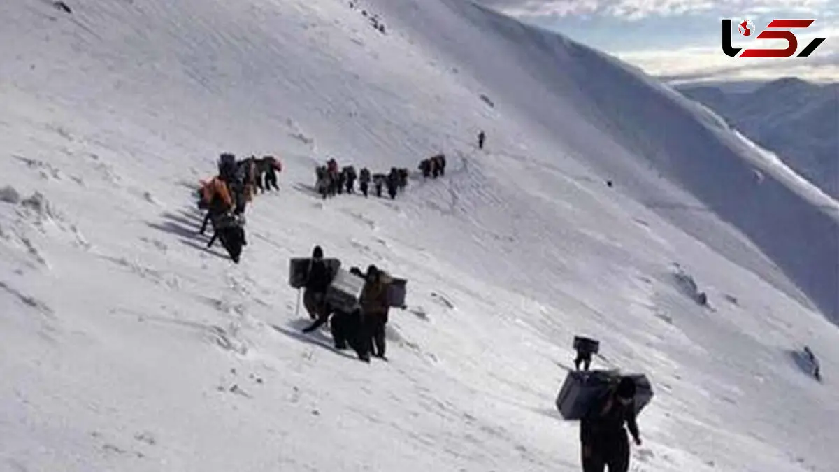  فیلمى هولناک از کولبران در ارتفاعات نقطه صفر مرزى، در برف و سرما و کولاک + فیلم