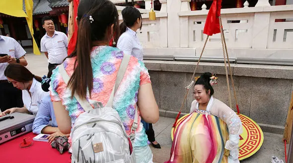 در این شهر فقط به زنان چاق جایزه می دهند +تصاویر