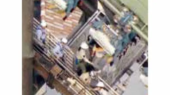 گرفتار شدن 60 زن و مرد در ترن هوایی شهربازی / عملیات دو ساعت زمان برد + عکس