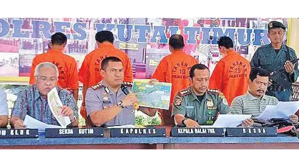 محاکمه 4 کشاورز بخاطر شلیک 130 گلوله به یک «اورانگوتان» + عکس