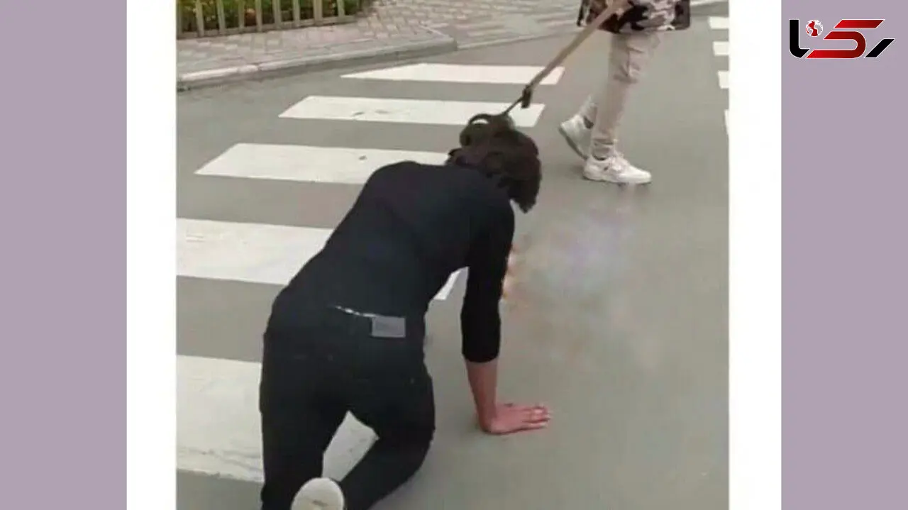 فیلم چالش سگ شدن 3 پسر بجنوردی / با لباس دخترانه قلاده به گردن پسر دیگر می بستند + عکس