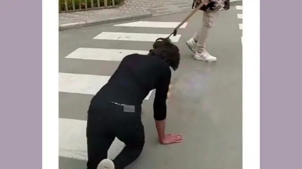 فیلم چالش سگ شدن 3 پسر بجنوردی / با لباس دخترانه قلاده به گردن پسر دیگر می بستند + عکس