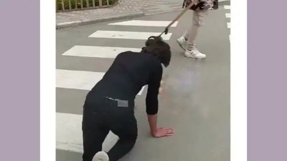 فیلم چالش سگ شدن 3 پسر بجنوردی / با لباس دخترانه قلاده به گردن پسر دیگر می بستند + عکس