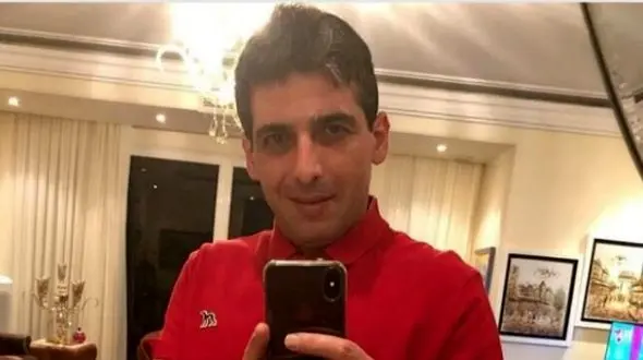 فیلم/نگاهی به خونه زندگی دوبلکس و زندگی شاهانه حمید گودرزی که نوعی اثر هنری است! معماری مینیمال با ستون های دفرمه در لواسان