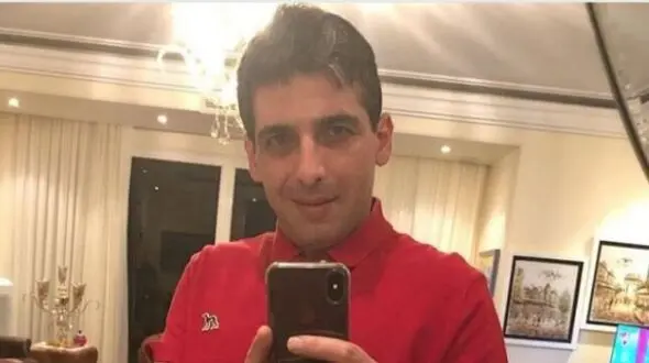 فیلم/نگاهی به خونه زندگی دوبلکس و زندگی شاهانه حمید گودرزی که نوعی اثر هنری است! معماری مینیمال با ستون های دفرمه در لواسان