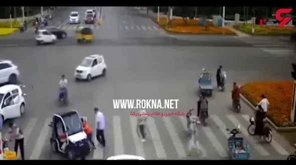 لحظه له شدن یک زن زیر چرخ‌های ماشین برقی + فیلم 