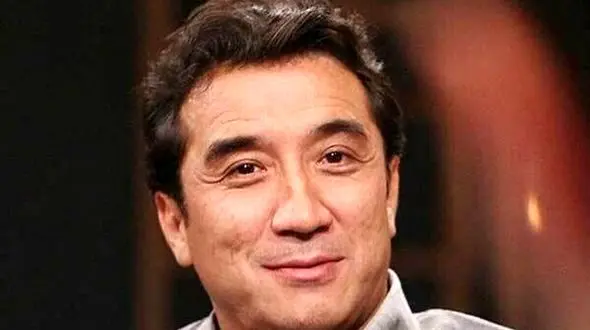 فیلم / خدادادعزیزی: 16 ساله قلیون میکشم ؛ زعفرون و پرتقال خامه دوست دارم ؛ قلیونو یا باید روزی 2 سَر کشید یا کلا نکشید