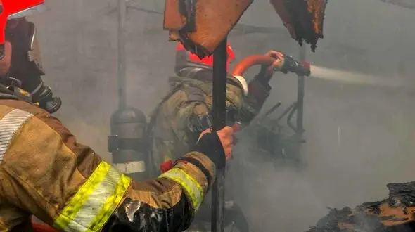 فیلم آتش‌سوزی در یک منزل مسکونی در مشهد به دلیل اتصالی برق !