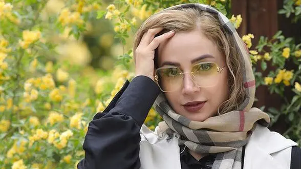 شبنم قلی خانی در یک عکس منشوری
