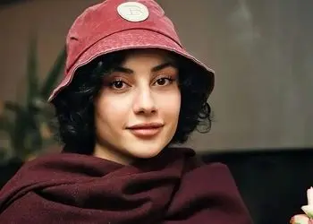 رنگ سال را چطور در استایل زمستانی به کار ببریم؟ / از ترلان پروانه شیک ترین خانم بازیگر ایرانی ایده بگیرید+ عکس هایی پربازدید شد