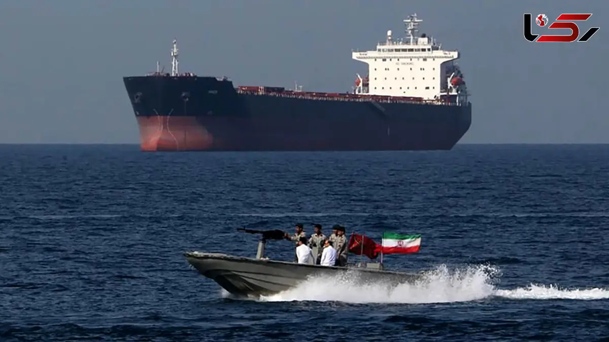 فیلم نماز خواندن روی کشتی غول پیکر امریکایی توسط امام جمعه هرمز