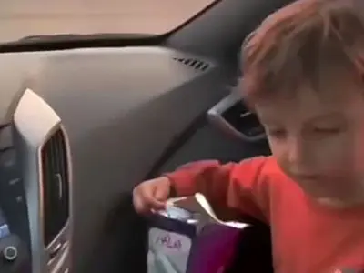 فیلم / پدر و مادر این کودک در کنار جاده جا گذاشتند / ببینید دو مرد مهربان او را به خانواده‌اش رساندند