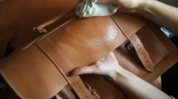با این ترفندها کیف های کهنه چرمی  را نو کنید