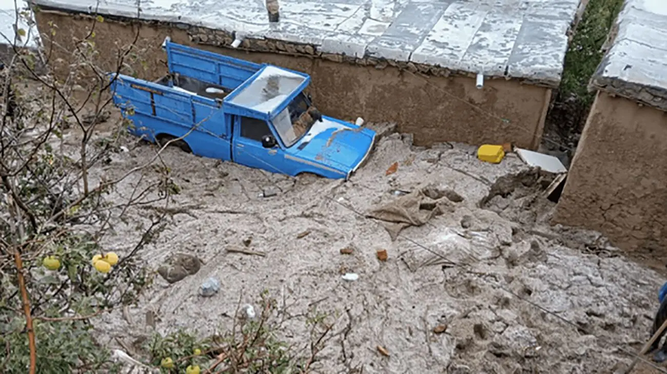 فیلم لحظه بلعیده شدن نیسان آبی رنگ و ماشین ها در سیل اردبیل / در چشم بر هم زدن همه چیز نابود شد