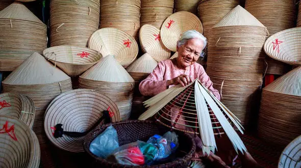 کلاه های حصیری پیرزن ویتنامی عکس روز شد