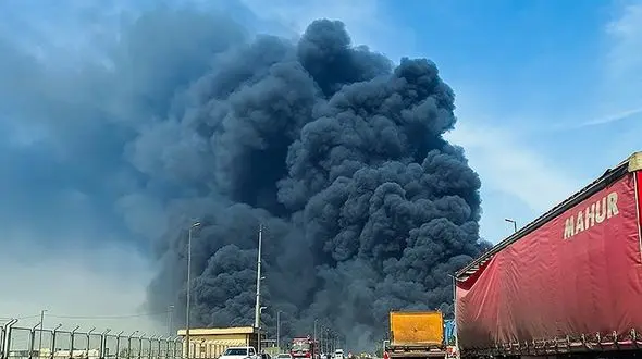 عملیات اطفای حریق بالگرد نیروی دریایی سپاه در بندر شهید رجایی  + فیلم