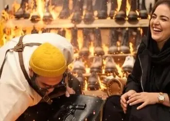 بمب انرژی؛ خنده مسری نرگس محمدی وقتی برای یک دستمال، قیصریه را به آتش کشید! نگاهی به کیف و کفش چرمی نرگس محمدی مزین به کلت کمری!