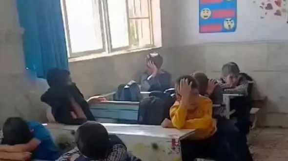 فیلم آواز جگرسوز /  معلم تو راه مدرسه تصادف کرده و فوت شده ببین دانش آموزان چه بلوایی میکنن