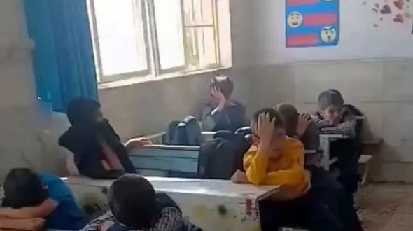 فیلم آواز جگرسوز /  معلم تو راه مدرسه تصادف کرده و فوت شده ببین دانش آموزان چه بلوایی میکنن ...