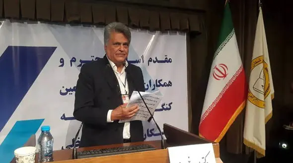 خسرونیا :چرا پزشکان را سمت مهاجرت و تغییر حرفه سوق می دهیم