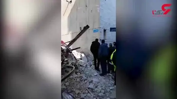 فرار معجزه آسای یک مرد از خانه در حال ریزش محله 17 شهریور تهران + فیلم