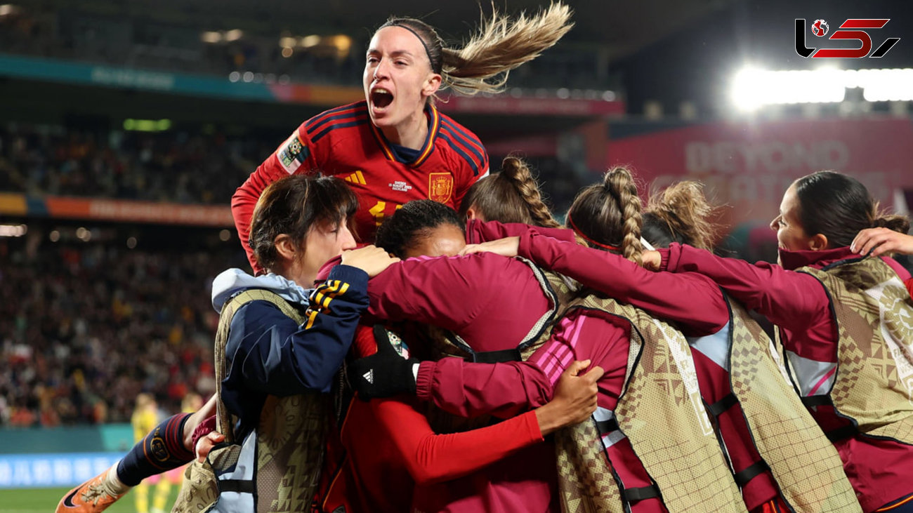 ملکه اسپانیا در جشن قهرمانی جام جهانی فوتبال زنان/ جام روی دست بانوی اول! + عکس
