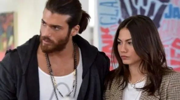 عکس بازیگر جذاب سریال پرنده سحرخیز در یک کافه