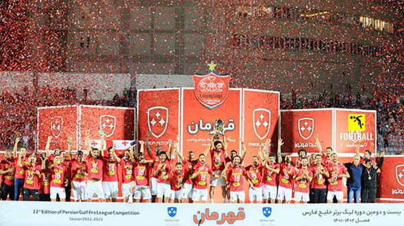 لحظه بالا بردن جام قهرمانی توسط پرسپولیسی ها/ جام در دستان امید عالیشاه + فیلم