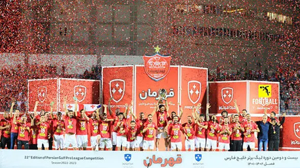 لحظه بالا بردن جام قهرمانی توسط پرسپولیسی ها/ جام در دستان امید عالیشاه + فیلم
