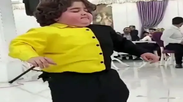 فیلم آواز شاد پسر تپلی با آهنگ آذری ! / چه قر کمر بامزه ای می ده !