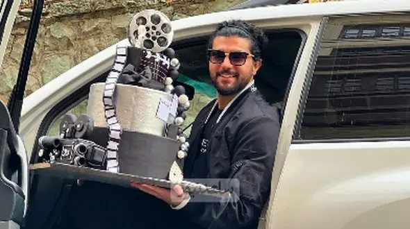 عکس/ سینا مهراد، پز نیست سبک زندگیمه رو اینجوری معنا کرد؛ به نظرم گلزار توی این مرحله باید لفت بده! 