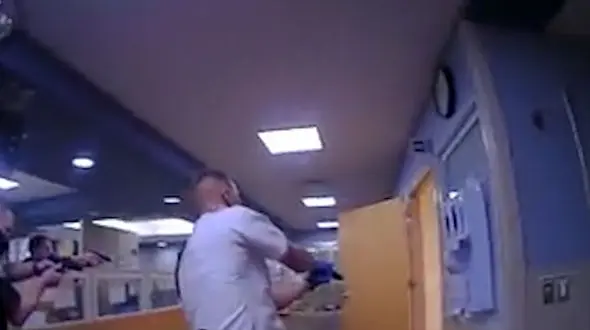 مرگ یک بیمار در حمله پلیس به بیمارستان + عکس و فیلم / امریکا