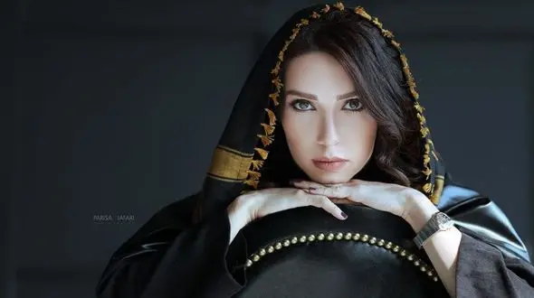 سیزده به در خانم بازیگر روی پشت بام خانه تاریخی