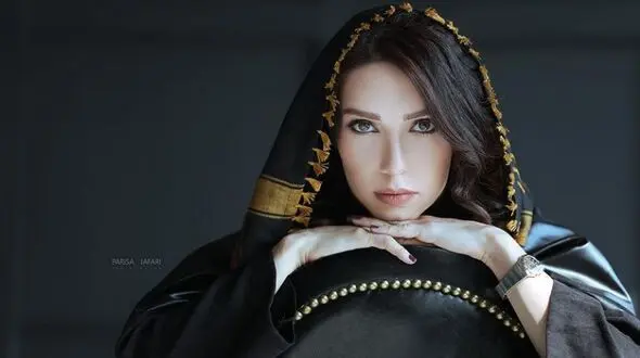 سیزده به در خانم بازیگر روی پشت بام خانه تاریخی