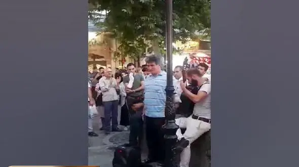 فیلم آواز خیابانی /  رهگذری که ناگهان به زیبایی از ابی خواند !