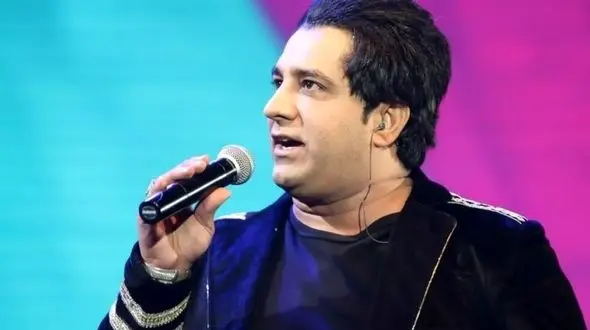 فیلم آواز باشکوه زنده یاد امید جهان برای مادرش / سنگ تمام با اجرای آهنگ تاج سرم برای مادرش +ویدئو/ بوسه بر دستان تو زنم مادر ...