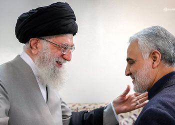 فیلم / واکنش رهبر انقلاب  به سردار سلیمانی وقتی  از واژه هرکول برای  یک جوان هیکلی استفاده کرد: این واژه که آمریکائیه به جاش...