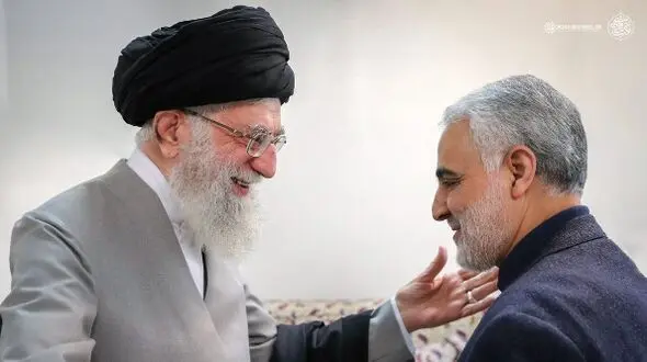 فیلم / واکنش رهبر انقلاب  به سردار سلیمانی وقتی  از واژه هرکول برای  یک جوان هیکلی استفاده کرد: این واژه که آمریکائیه به جاش...