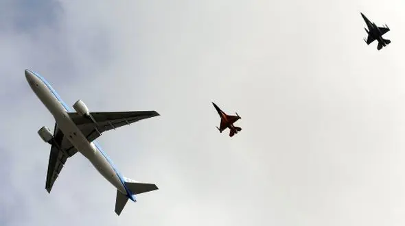 ماجرای تغییر مسیر هواپیمای آمریکایی به دلیل تهدید بمب‌گذاری + فیلم