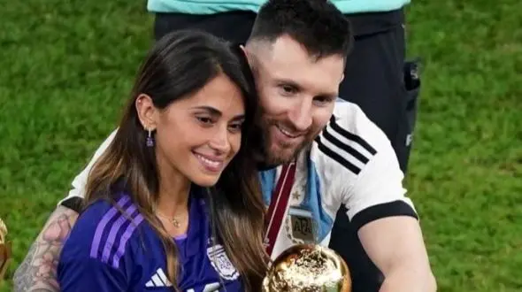 ست محشر مسی با لباس پرادعای همسرش آنتونلا در پاریس/ چه زوج خوش تیپی