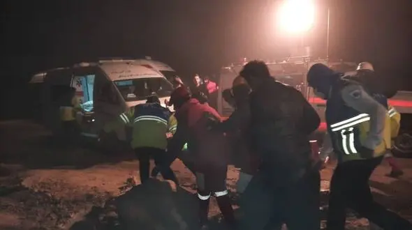 فیلم صحنه له شدن مرد آوجی زیر جرثقیل/ فرار 12 نفر از مرگ