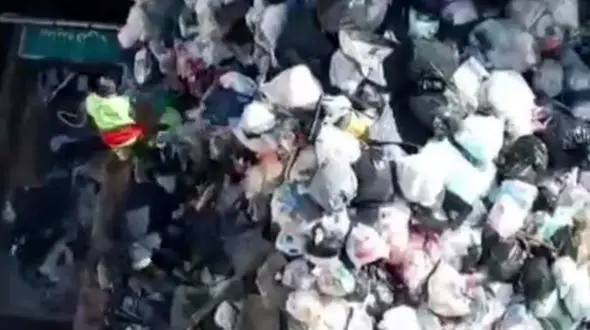 8 ماه آشغال در پشت بام یک خانه‌ در تبریز دپو می شد / همسایه ها اعتراض کردند + فیلم حیرت آور